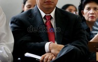 Sebagai advokat profesional, biro hukumnya sudah mapan dengan klien perusahaan besar dan propesktif. Tetapi ia tidak lupa dengan kewajiban sosialnya, mengulurkan keadilan bagi masyarakat kecil seperti TKI bermasalah di luar negeri.