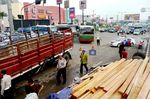 Brukk...Truk Isi Kayu Balok Terguling