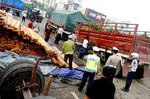 Brukk...Truk Isi Kayu Balok Terguling