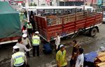 Brukk...Truk Isi Kayu Balok Terguling