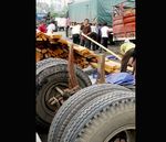Brukk...Truk Isi Kayu Balok Terguling