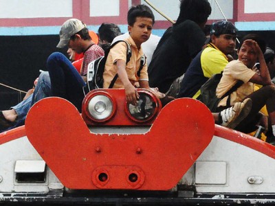 Bertaruh Nyawa di Atap Gerbong