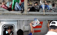 Meskipun terdapat petugas  para penumpang masih saja tidak takut untuk duduk diatas gerbong kereta.  Fikri Hidayat Rangkuti/detikcom