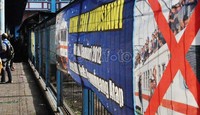 Pemberitahuan agar penumpang kereta untuk tidak naik diatas gerbong kereta, namun masih banyak penumpang yang tidak menggubris spanduk tersebut.  Fikri Hidayat Rangkuti/detikcom