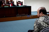 Syarifuddin mendengarkan tuntutan yang dibacakan jaksa di Pengadilan Tipikor, Jl HR Rasuna Said, Jakarta Selatan. Ramses/detikcom.