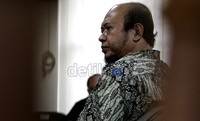 Jaksa menilai, Syarifuddin telah melanggar pasal 12 huruf a UU Pemberantasan Korupsi. Selama pembacaan, Syarifuddin terus menatap tajam jaksa. Ramses/detikcom.