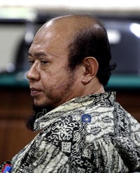 Bukan hanya tuntutan hukuman badan saja yang diminta oleh jaksa. Syarifuddin juga dituntut membayar uang denda sebesar Rp 500 juta subsidair 6 bulan kurungan. Ramses/detikcom.
