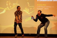 Koreografer tari Eko Supriyanto (kiri) bersama Jacques Van Meel (kanan) menampilkan performance tarian, di Erasmus Huis, Jakarta, Kamis (02/01).