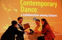 Ton Van Zeeland (kedua dari kiri) menerima penghargaan saat dibukanya Indonesian Dance Festival. IDF adalah tempat bertemunya koreografer, musisi, penata panggung, kritikus tari dengan berbagai kegiatan seperti pertunjukkan.