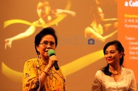 Pendiri IDF Nungki Kusumastuti (kanan), mengatakan bahwa pada tahun 2012 membawa pesan besar Indonesia Menari untuk seluruh masyarakat Indonesia.