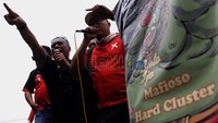 Menurut mereka kebijakan Hard Clister ini mengakibatkan ketergantungan pembelian stok pedagang pulsa  hanya ke 1 dealer saja di cluster masing-masing.