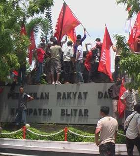 Massa Ratu Adil Blitar Ancam Bakar Area Pertambangan Pasir Besi