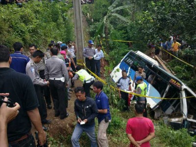 Bus Masuk Jurang Dievakuasi