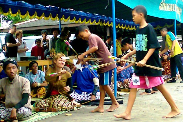 Wow Bule dari Polandia Ikut Lomba Panahan Tradisional 