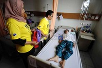 Selain membagikan bingkisan makanan sehat, relawan Cancer Information and suport Center (CISC) juga berdialog dengan para pasien. Jhoni Hutapea/detikcom.