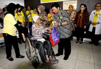 Seorang penderita kanker menerima makanan sehat dari Cancer Information and suport Center (CISC). Pemberian makanan sehat ini dalam rangka memperingati hari kanker se-dunia. Jhoni Hutapea/detikcom.