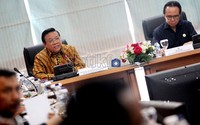 Menko Kesra Agung Laksono (kanan) dan Menteri KKP Syarif Sutardjo meminpin rapat terbatas. Rapat ini untuk mematangkan Sail Morotai 2012, sebuah pesta rakyat, nelayan dan perahu layar tiang tinggi pada bulan September.