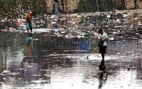 Warga yang tinggal di bantaran kali harus bisa lebih sadar akan lingkungan yang bersih. Karena dampaknya akan merugikan mereka sendiri yang berakibat banjir di saat musim hujan.