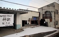 Gudang di kota Sendai yang masih belum sempat direnovasi pasca tsunami.