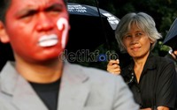 Aksi Sumarsih bersama Sondang Hutagalung (wajah merah), Agustus tahun lalu. Sondang saat ini telah meninggal akibat aksi bakar diri melawan sistem pemerintahan korup.