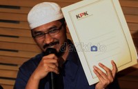Ketua KPK Abraham Samad menetapkan Angelina Sondakh menjadi tersangka baru dalam kasus penyuapan kasus wisma atlet saat jumpa pers di Gedung KPK, Jl HR Rasuna Said, Kuningan, Jaksel, Jumat (3/2/2012). Ramses/detikcom.