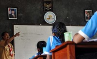 Meskipun dengan keadaan ruang kelas yang terbatas, guru dan para murid tetap semangat untuk mengikuti proses kegiatan belajar mengajar. Fikri Hidayat/detikcom