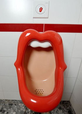 Toilet Bibir Rolling Stones Dikritik Aktivis Perempuan