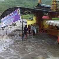 Lokasi Wisata Ubalan Pacet Disapu Banjir Bandang, Sebuah Pickup Hanyut