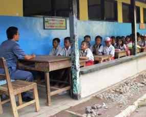 Kelas Nyaris Runtuh Siswa Sdn Di Situbondo Belajar Di Teras Sekolah