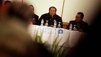 Pemerintah juga diminta tidak berpihak kepada pengusaha melainkan kepada konstitusi yakni kesejahteraan masyarakat dengan menghilangkan sistem outsourhing. Sistem outsourcing itu adalah perbudakan era globalisasi dan dipermanenkan pemerintah dan pengusaha. Bahkan dalam perkembangannya disalahgunakan hingga merugikan pekerja, kata Yoris.