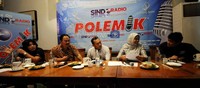 Staf khusus Menakertrans Dita Indah Sari (kiri), Ketua Apindo Antony Hilman (Kedua Kiri), Direktur INDEF Enny Sri Hartati (Kedua Kanan) serta Presiden KSPI M Iqbal saat diskusi polemik yang bertajuk Buruh Mengeluh di Warung Daun, Cikini, Jakarta. Jhoni Hutapea/Detikcom.