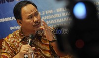 Diskusi ini juga membahas sikap Apindo (Asosiasi Pengusaha Indonesia) yang menggugat kenaikan upah buruh. Jhoni Hutapea/Detikcom.