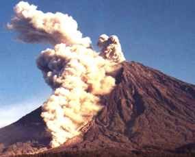 Semeru Kembali Muntahkan Awan Panas