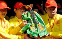 Patung Dewa Kwan Kong dikeluarkan dari Klenteng Kwan Kong di jalan Sulawesi, untuk diarak dalam festival ini.