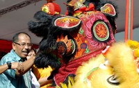 Walikota Makassar, Ilham Arif Sirajuddin memberikan angpao pada pemain Barongsai.