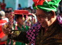 Selain diikuti oleh etnis Tionghoa, parade ini juga turut diramaikan dengan pertunjukan aksi kebal dari komunitas Bissu dari etnis Bugis.
