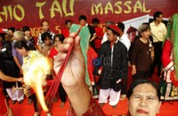 Selain menggunakan pakaian khas Tionghoa, upacara pernikahan mereka juga dilaksanakan secara tradisonal peranakan Tionghoa Chio Tau yang merupakan seni dan budaya hasil asimilasi etnis Tionghoa di Indonesia.