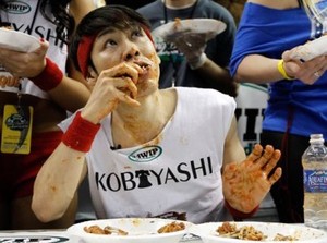 Kobayashi Pecahkan Rekor Makan 337 Chicken Wings