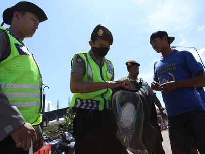 Suporter Viking Di Sweeping Aparat Polisi