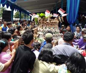 Prosesi Grebeg Maulid Ricuh, Satu Orang Pingsan