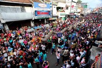Ribuan warga menyemut di Jalan Sura Kencana, Bogor, untuk menyaksikan perayaan Cap Go Meh.