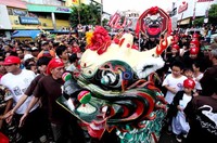 Warga terlihat antusias menyaksikan perayaan  Cap Go Meh.