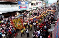 Ribuan warga memadati jalan yang dilintasi arak-arakan Cap Go Meh.