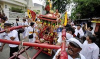 Kirab Gotong Toapekong mengundang perhatian warga Jakarta. Jhoni Hutapea/detikcom.