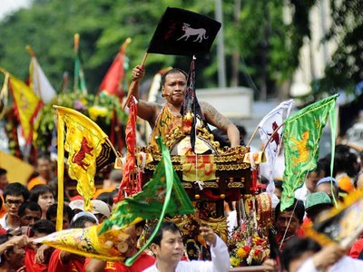 Ramai-ramai Mengarak Toapekong