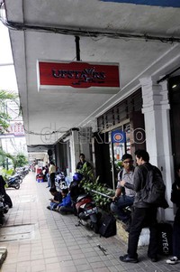 Sejumlah wartawan memadati kafe Upstairs sejak pagi pukul 09.00 WIB. Namun mereka harus gigit jari karena rekonstruksi Afriyani Susanti batal digelar hari ini. Jhoni Hutapea/detikcom.