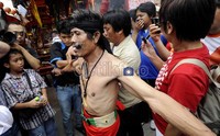 Atraksi tatung mengundang perhatian warga Jakarta. Mereka berdatangan ke Wihara Lo Cia Bio untuk melihat atraksi tersebut. Jhoni Hutapea/detikcom.