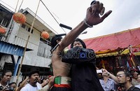 Tatung unjuk kesaktian di perayaan Cap Go Meh. Jhoni Hutapea/detikcom.