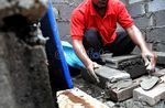 Pendemo Bangun Toilet di Kemendagri