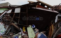 Rumah tersebut tampak ambruk.
